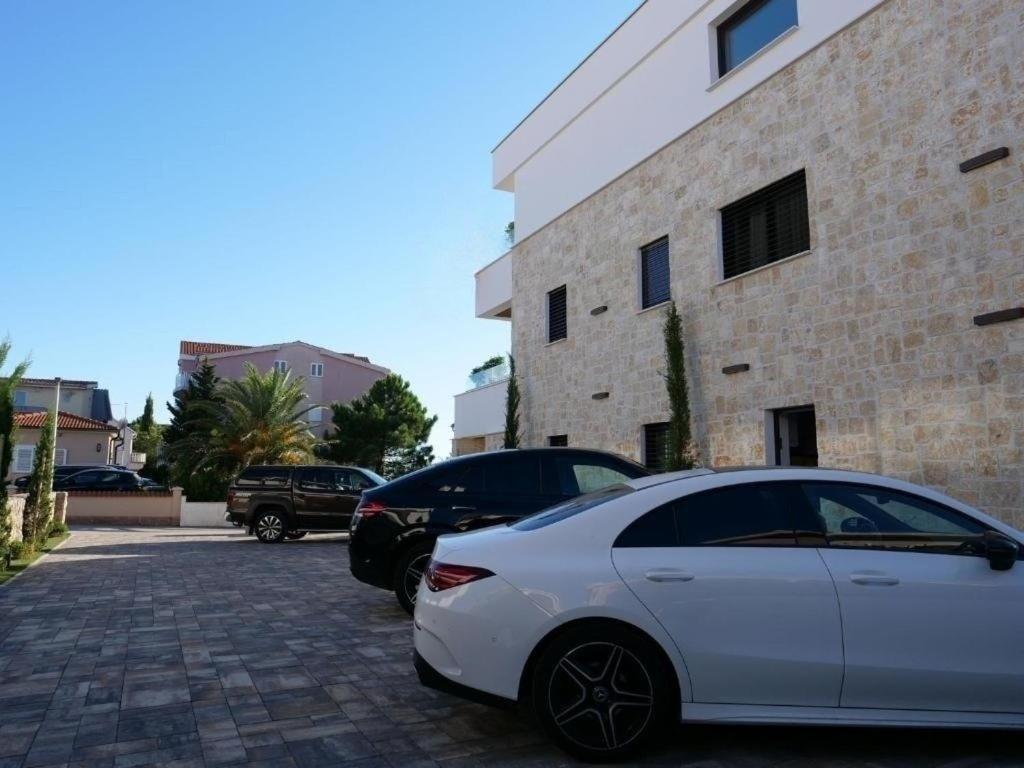 Apartments Dernaj Vir Luaran gambar